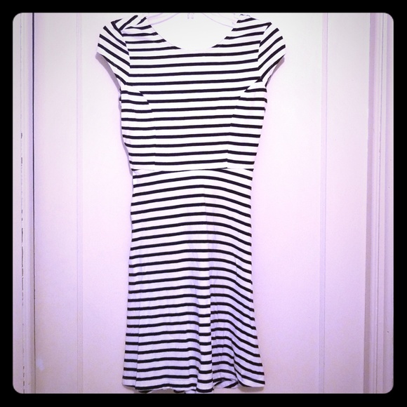 Old Navy Dresses & Skirts - Old Navy striped dress